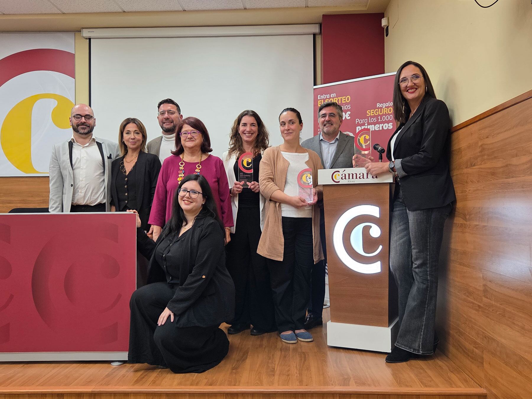Foto de familia de los comercios ganadores y las autoridades