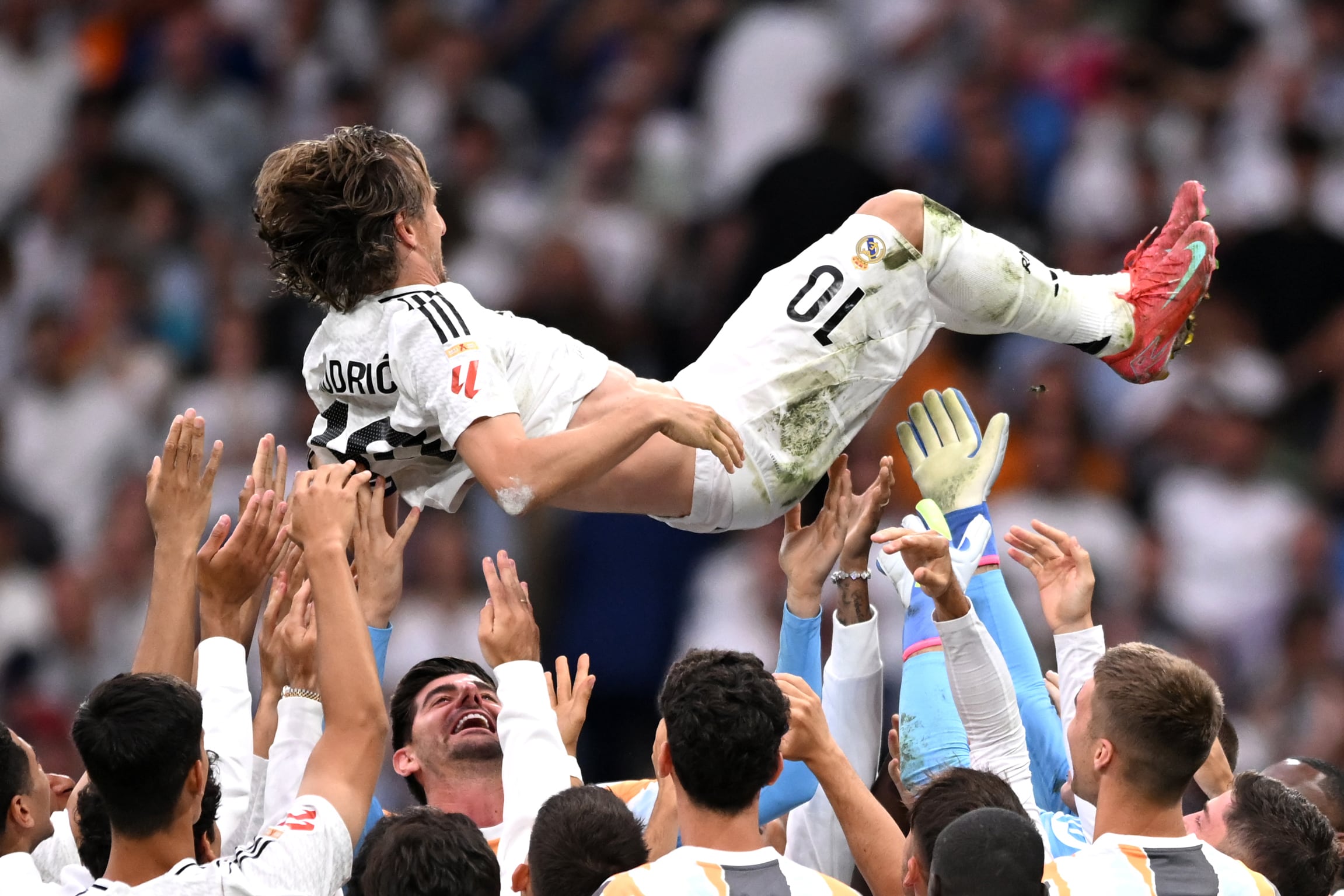 Luka Modric, manteado en su último partido en el Santiago Bernabéu con el Real Madrid
