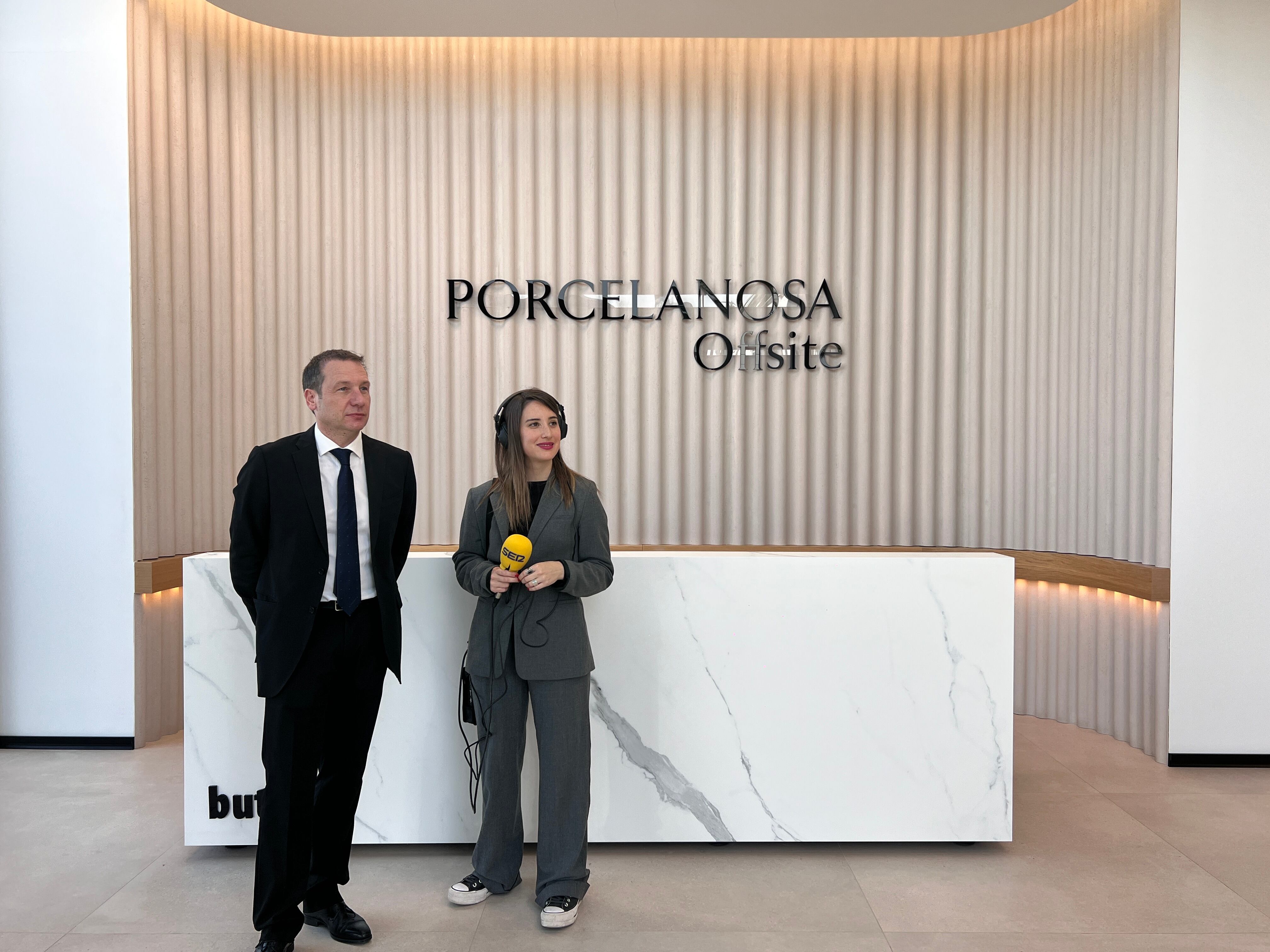 Pepe Fenollosa, gerente de Butech, durante la visita al espacio de Porcelanosa Offsite