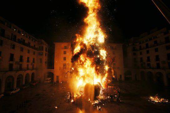 Las llamas consumen el monumento plantando en la plaza del ayuntamiento de Alicante, durante la &quot;Cremá de la Foguera&quot; oficial, en las tradicionales Hogueras de San Juan que se celebran en la capital alicantina