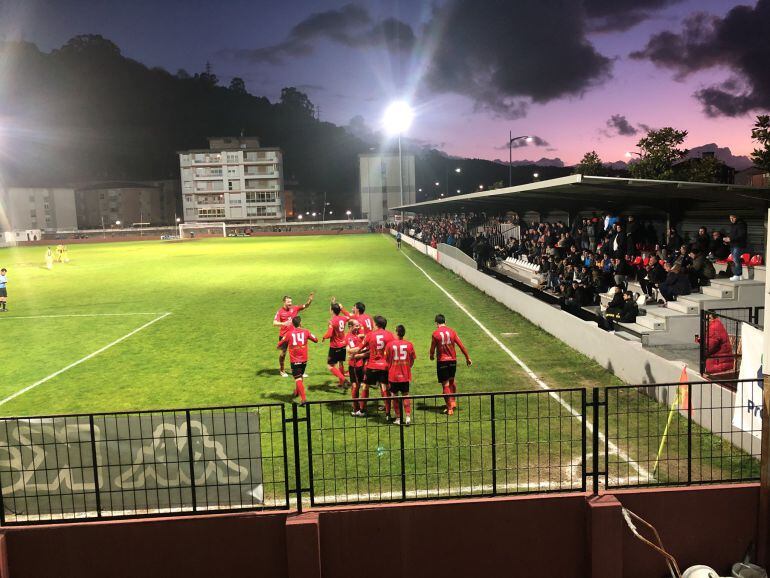 Los jugadores del Laredo celebrando un tanto