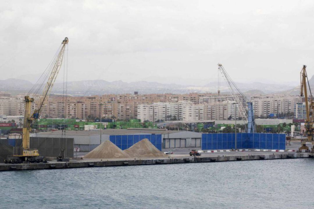 La megaplanta de combustible se instalará junto a la zona de descarga de graneles 