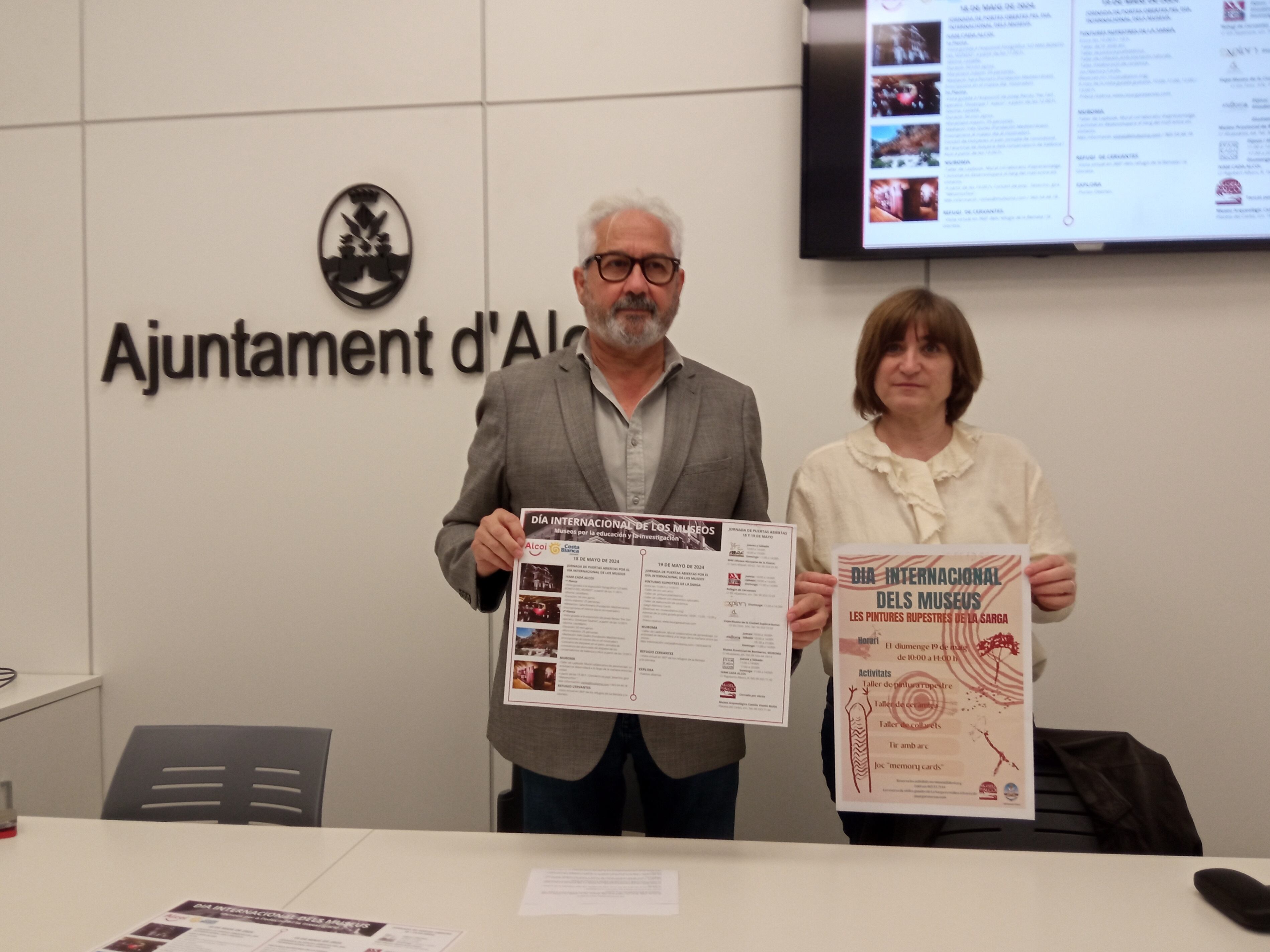 Ignacio Trelis, edil de Patrimonio Cultural, y Palmira Torregrosa, directora el Museu Arqueològic d'Alcoi, en la presentación de la celebración del Día Internacional de los Museos en Alcoy.