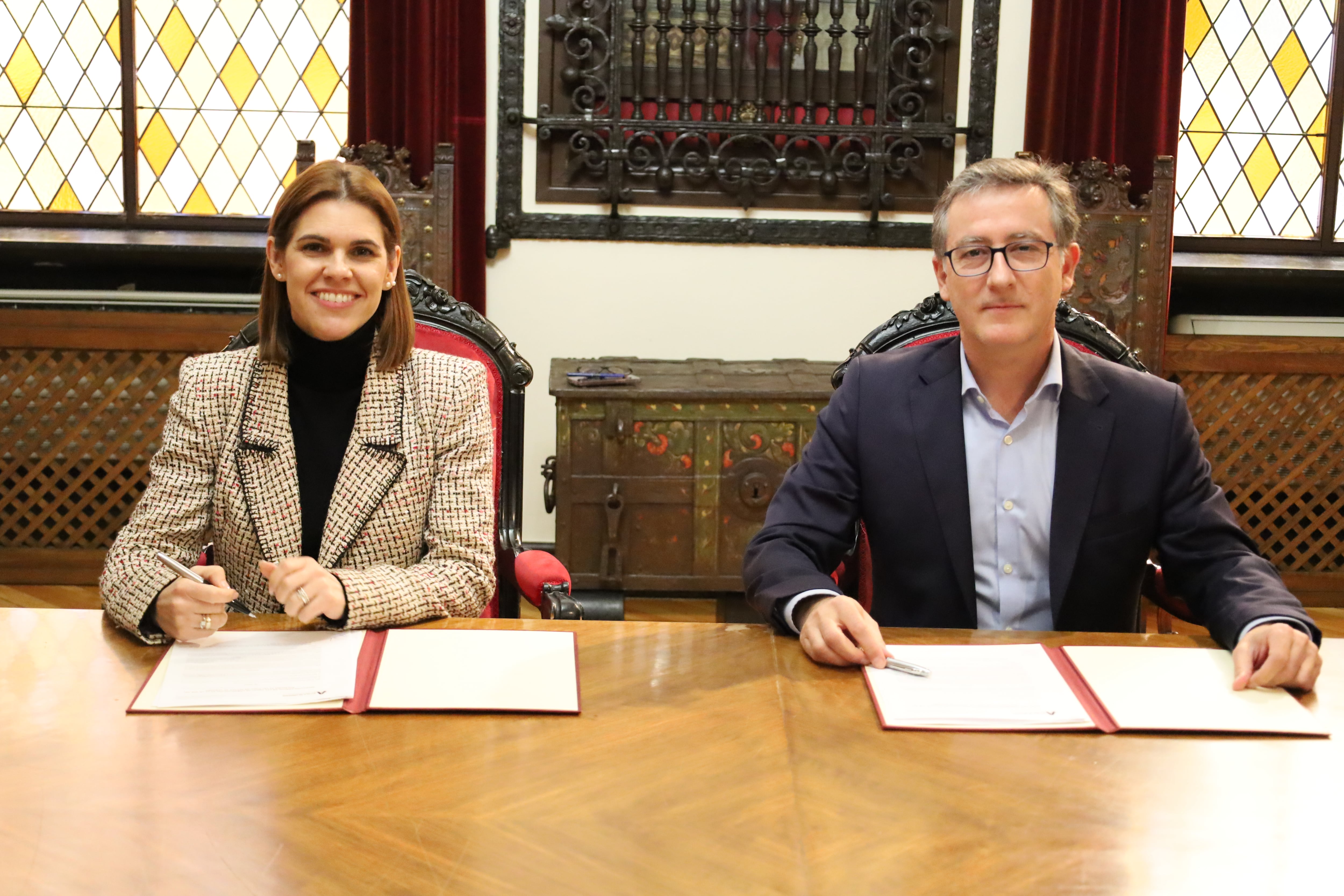 La alcaldesa de Alcalá de Henares, Judith Piquet, junto con el vicepresidente de la Junta de Compensación La Poliseda 20B, Iván Pascual