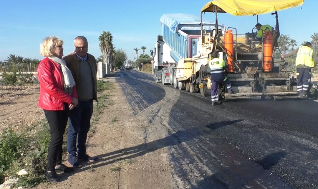 Vicente Alberola dialoga con una vecina de la partida del Derramador