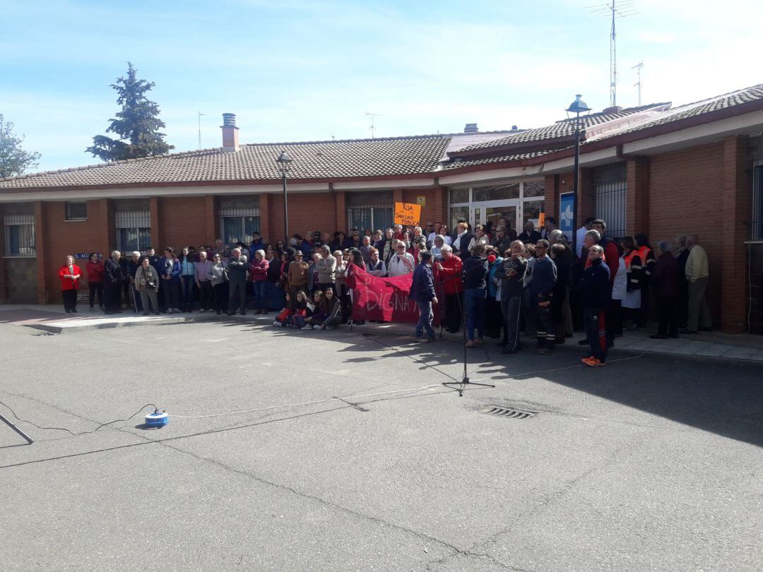 Nueva concentración frente al centro de Salud de Roa este martes 12 de marzo