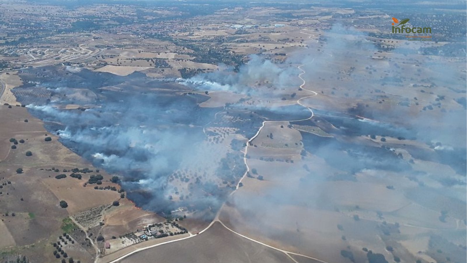 Imagen aérea del incendio declarado este jueves en Méntrida (Toledo)