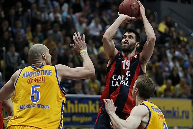 Fernando San Emeterio intenta encestar ante Petteri Koponen y James Augustine, del Khimki