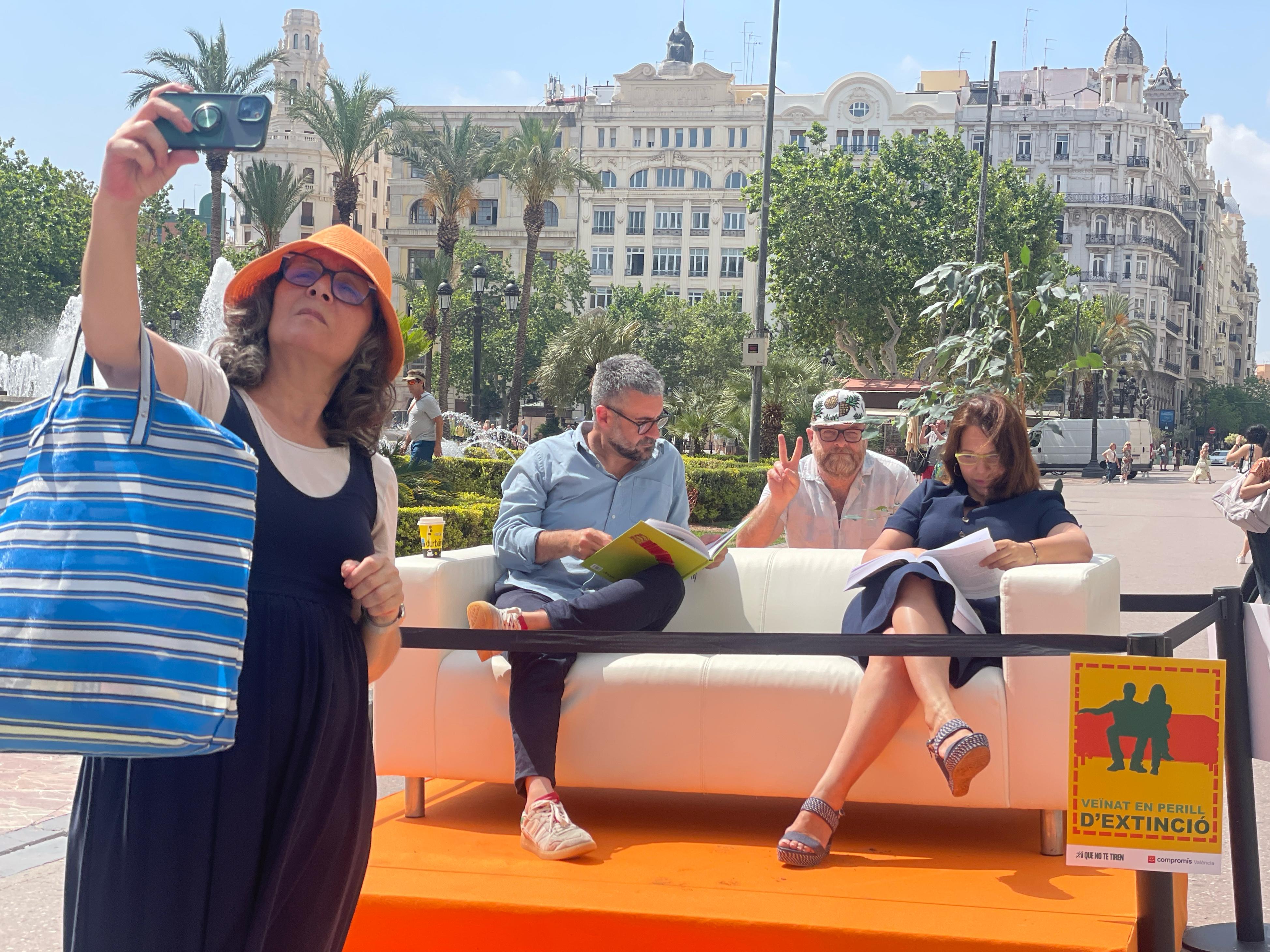 Performance de Compromís en la Plaza del Ayuntamiento de València con el lema “Vecindario en peligro de extinción&quot;