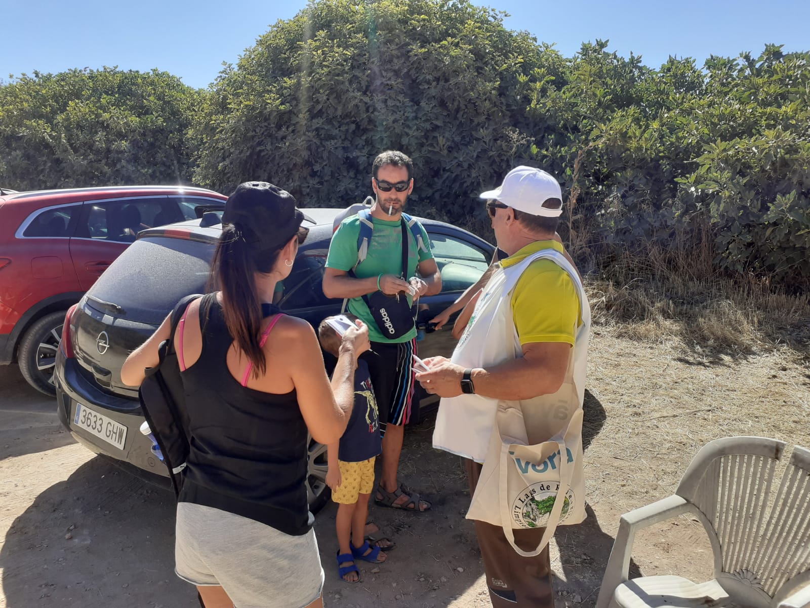 Los voluntarios entregan los ceniceros portátiles a los fumadores en las Lagunas de Ruidera