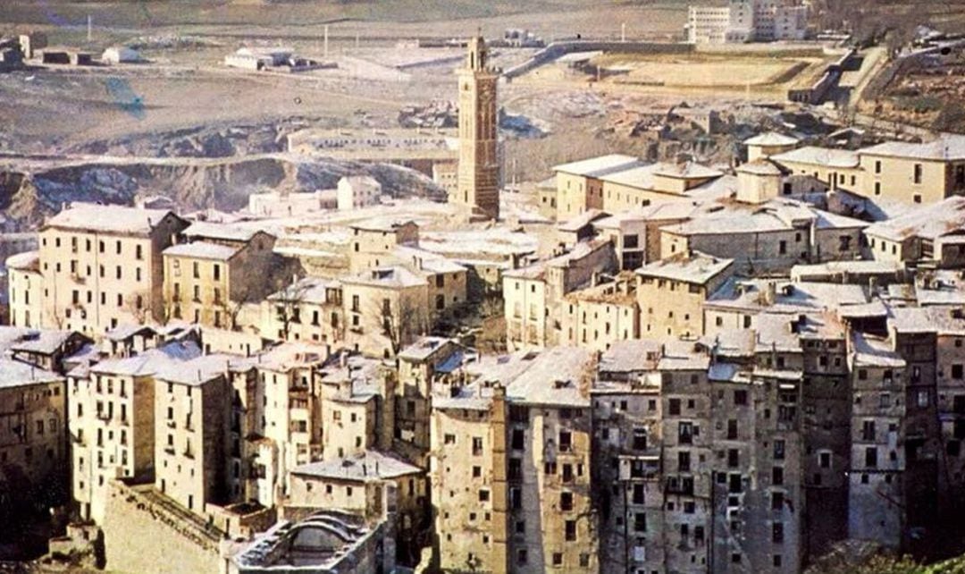 Torre de Mangana hacia 1970 con el barrio de San Martín al frente.