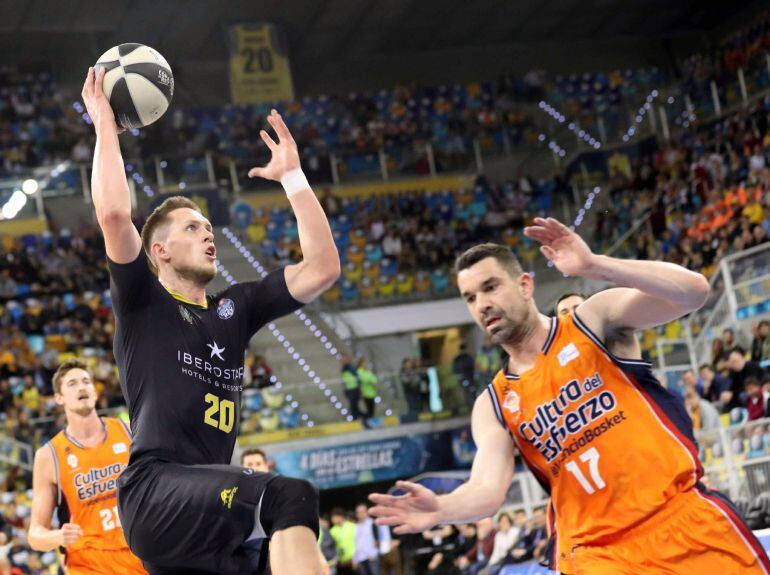 El escolta polaco del Iberostar Tenerife Mateusz Ponitka y el escolta del Valencia Rafa Martínez durante el primer partido de cuartos de la Copa del Rey de baloncesto.