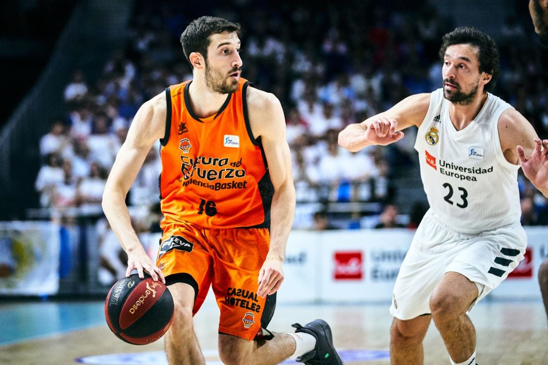 Guillem Vives, defendido por Sergio Llull.