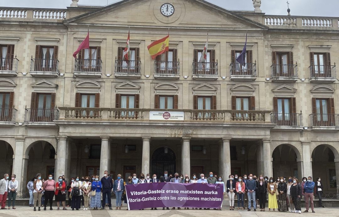 Concentración de los grupos municipales frente al Ayuntamiento de Vitoria-Gasteiz.