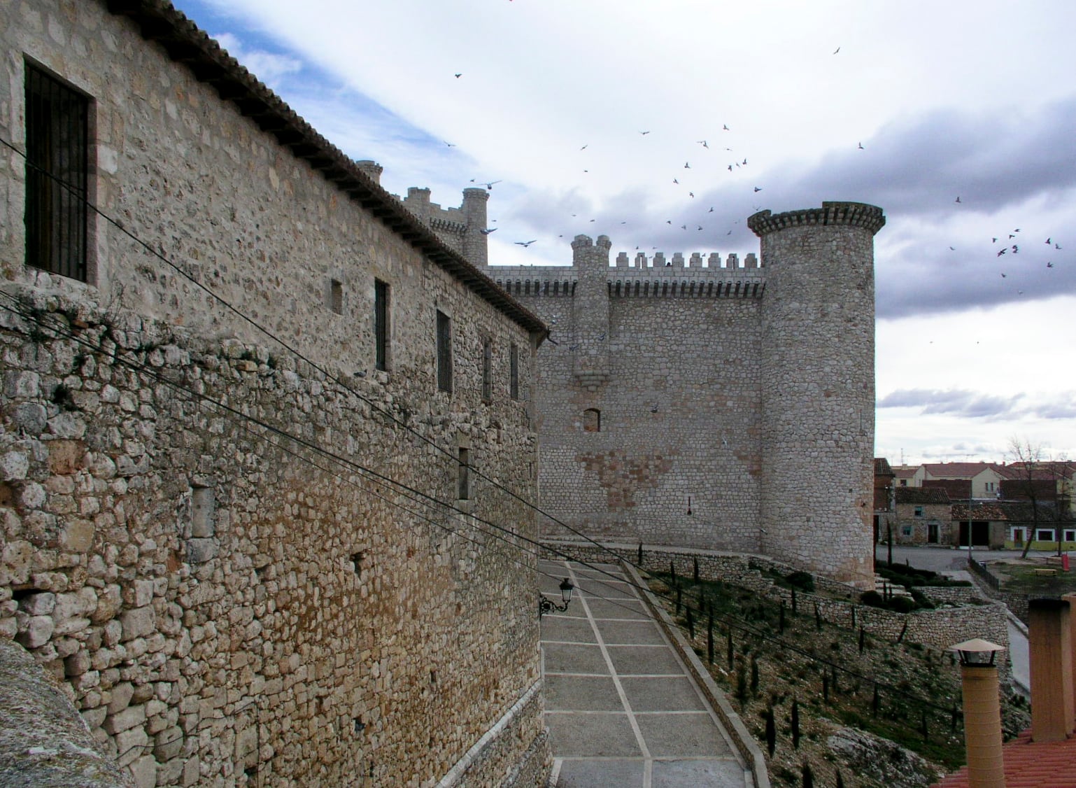 Castillo de Torija. Foto: Xauxa (Håkan Svensson), CC BY-SA 3.0  via Wikimedia Commons