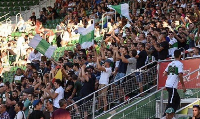 Aficionados del Elche animan a su equipo en el Martínez Valero