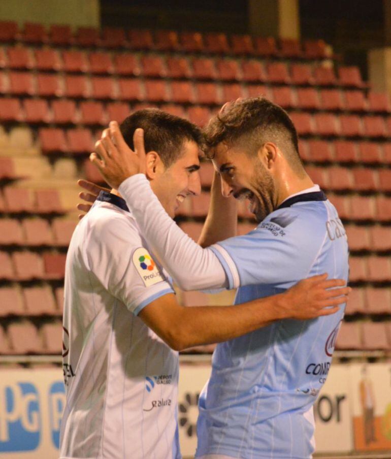 Saro y &Aacute;lvaro Casas celebran un gol en un partido de la presente temporada