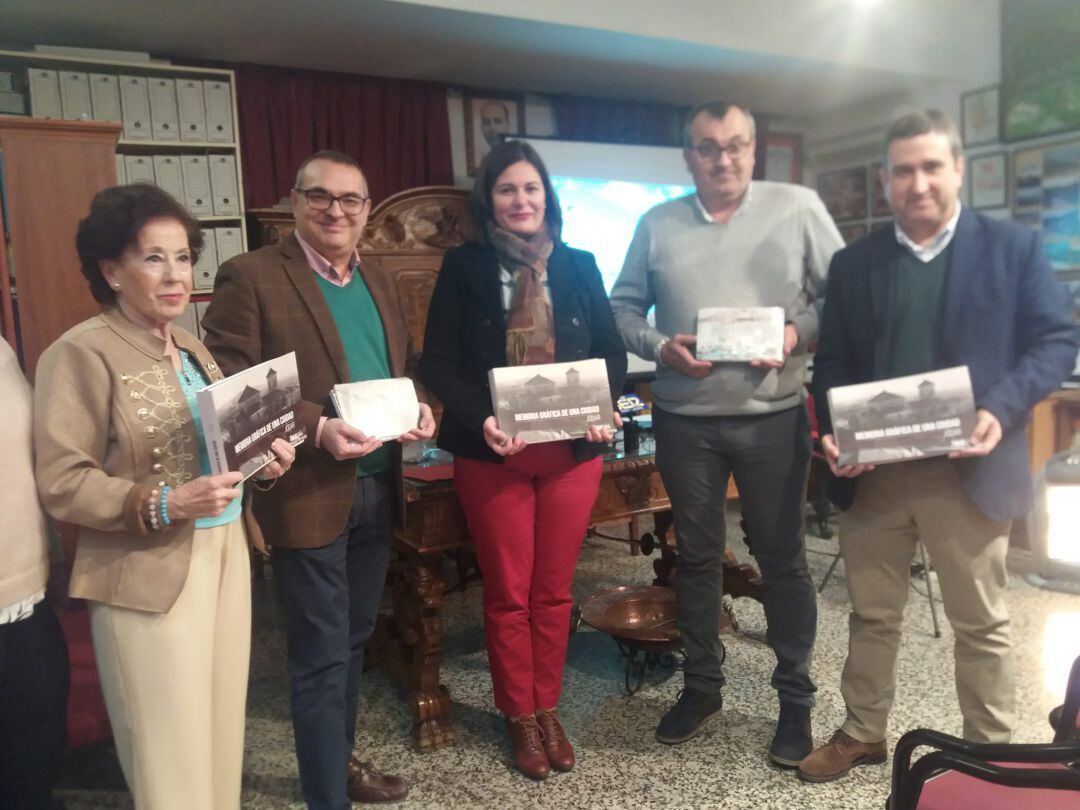 Directivos de Saudar, alcaldesa, en el centro, y director de IDEAL Jaén, José Luis Adán, primero a la derecha, en la presentación del coleccionable