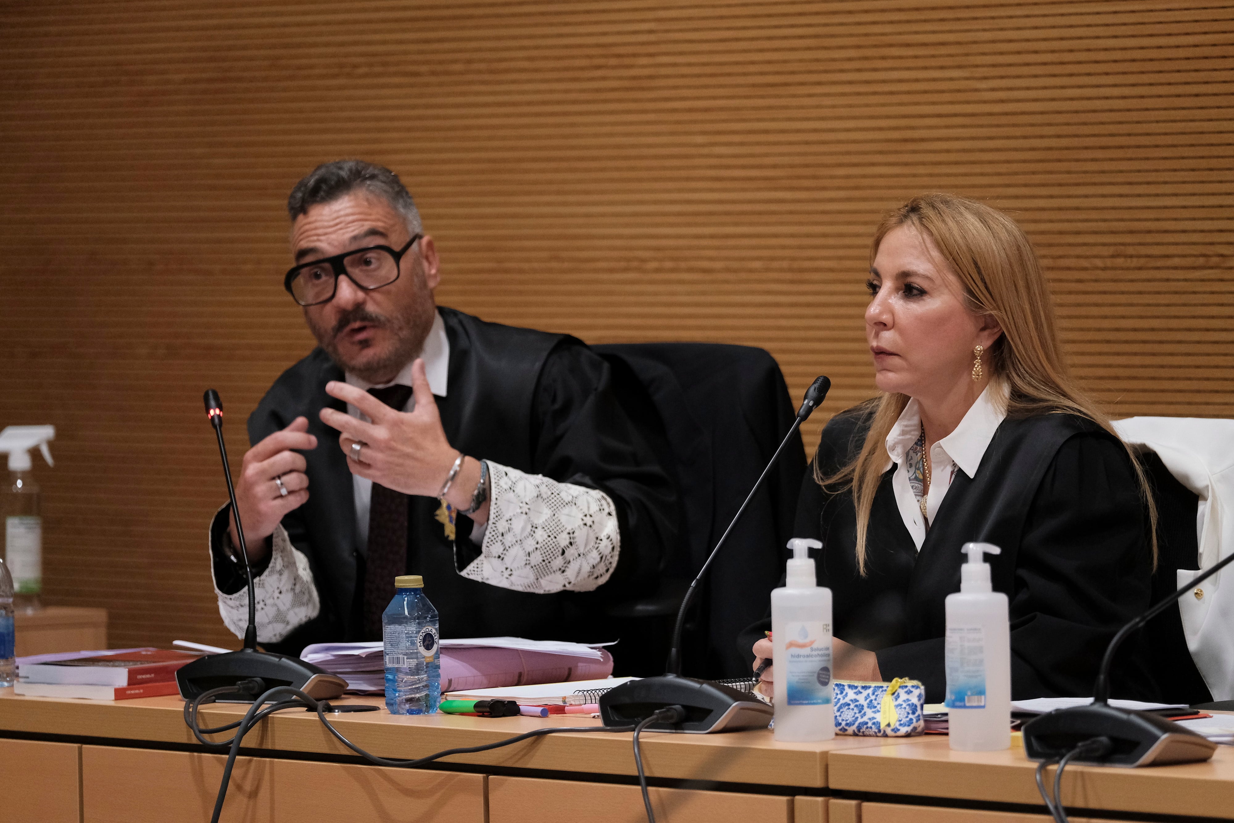 LAS PALMAS DE GRAN CANARIA (ESPAÑA), 02/06/2023.- La Audiencia de Las Palmas ha comenzado este viernes el juicio ante Jurado por el presunto primer crimen machista de 2019, el de la joven paraguaya residente en Lanzarote Romina Celeste Núñez, cuyo marido, Raúl Díaz Chacón, se enfrenta a cargos por homicidio, malos tratos y profanación del cadáver, entre otros. En la imagen, el fiscal Jesús Lomba se dirige al tribunal, en presencia de la abogada de la familia de la víctima, Emilia Zaballos EFE/Ángel Medina G.
