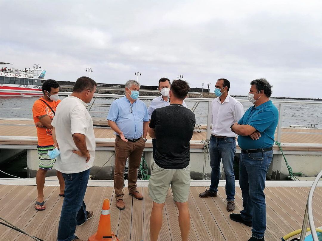 Un momento de la visita al muelle de Órzola.