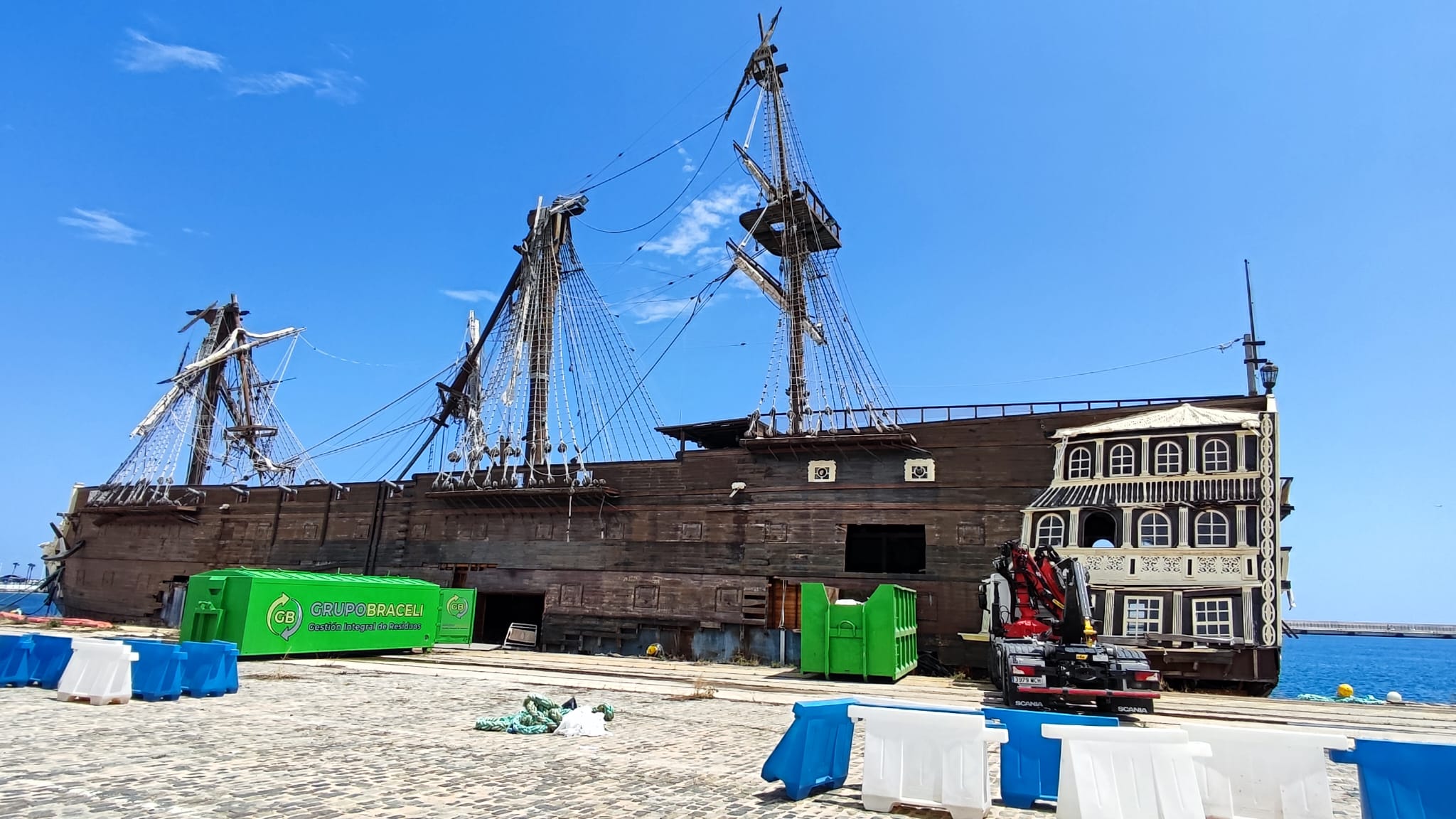 Comienzan los trabajos para el desguace del Santisima Trinidad en el puerto de Alicante