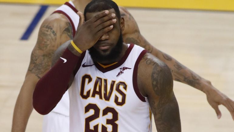 LeBron James se lamenta tras una jugada en el Oracle Arena de Oakland