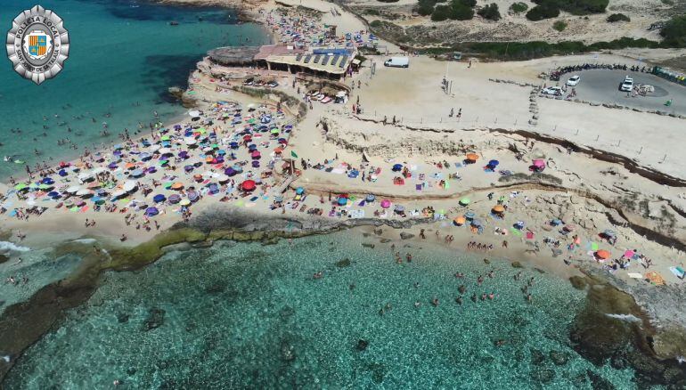 Imagen captada por un dron en una playa de Sant Josep