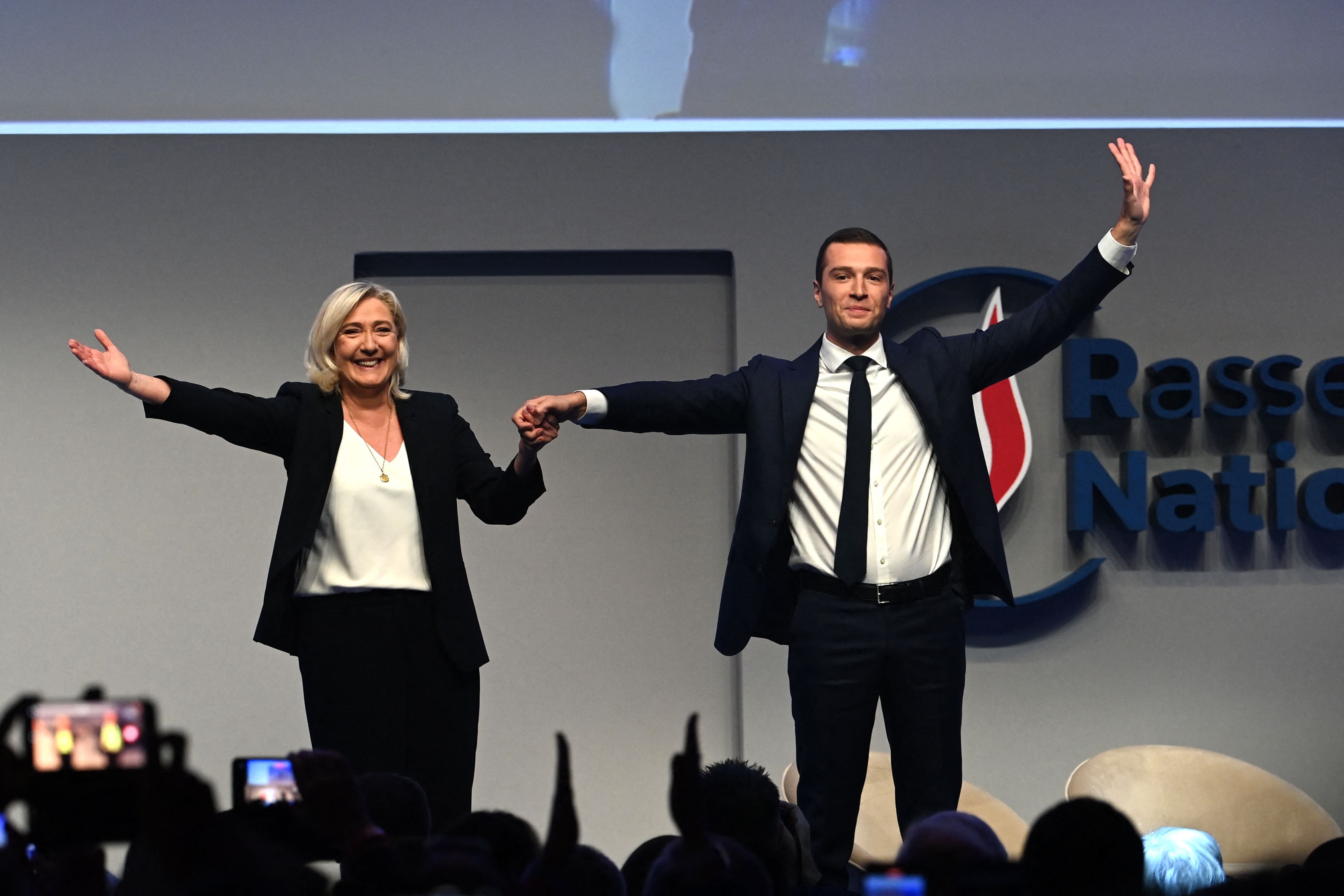 Marine Le Pen junto a Jordan Bardella, que se ha convertido en el nuevo presidente del partido ultraderechista francés Agrupación Nacional (RN)