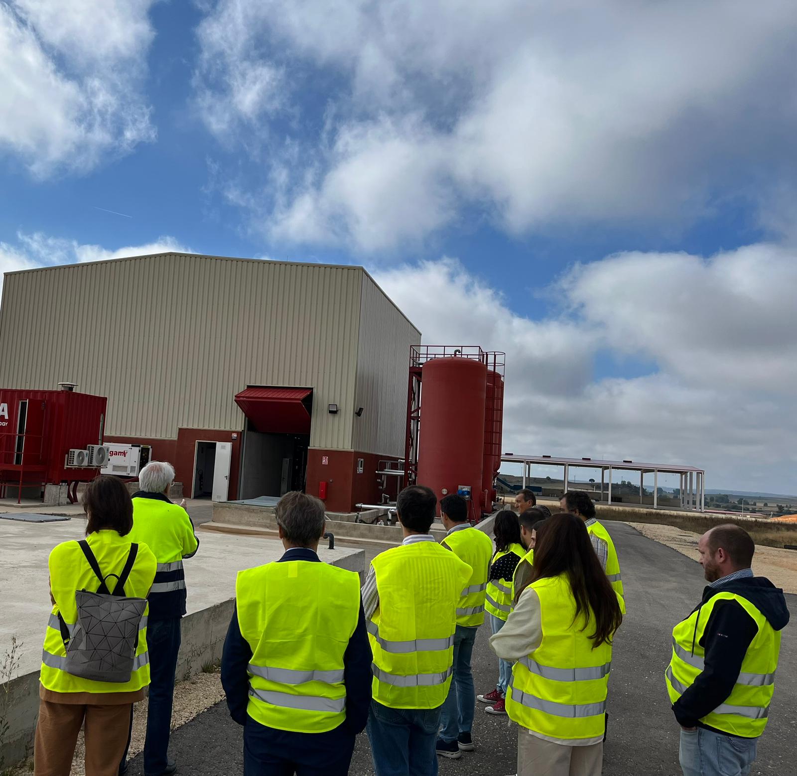 Empresarios del sector residuos visitan la planta provincial de recogida en Abajas