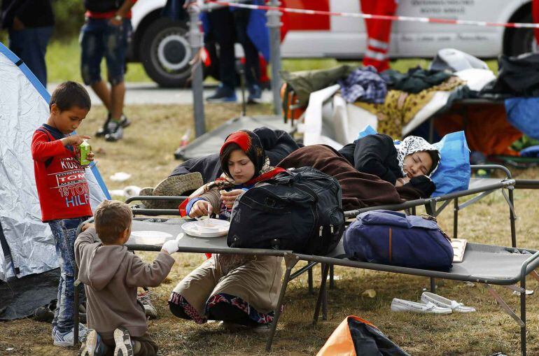 Los refugiados esperan en el paso fronterizo de Heiligenkreuz, en Austria.