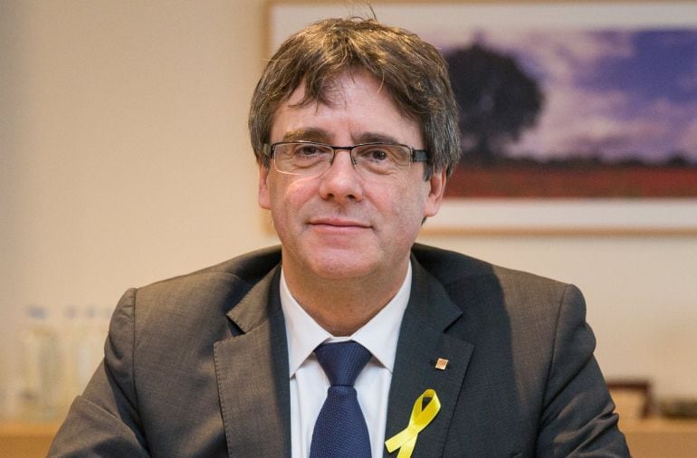 El expresidente catalán Carles Puigdemont posa durante la reunión que mantuvo con una delegación formada por 25 miembros del grupo parlamentario de JxCat celebrada en Bruselas el 12 de enero.