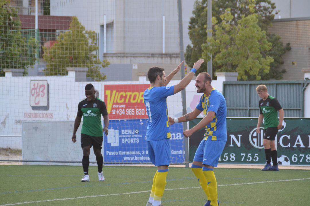 Carlos Ribes y Panucci celebrando el segundo gol del partido.
