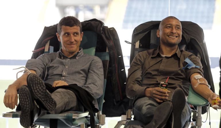 Javi Gracia y Marcelo Romero en las camillas colocadas en el antepalco de La Rosaleda 