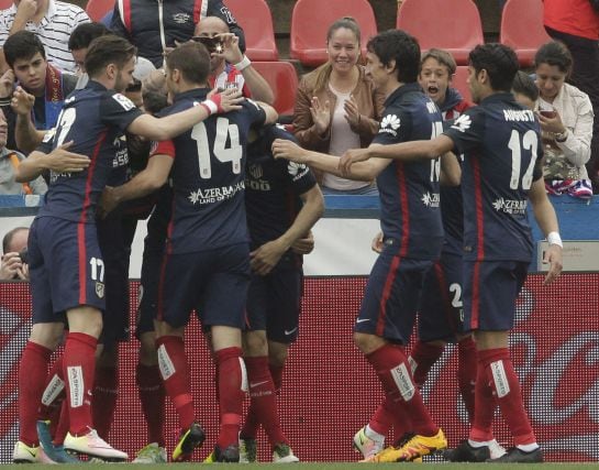 Los jugadores del Atlético celebran el gol de Torres al Levante en la derrota por 2-1.