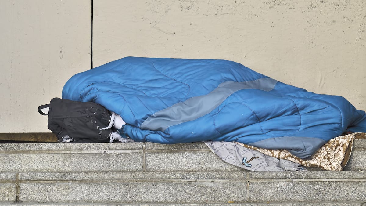 "Quien no tiene un techo no puede descansar, no puede criar a sus hijos": Cáritas, sobre las personas que pernoctan en los aeropuertos