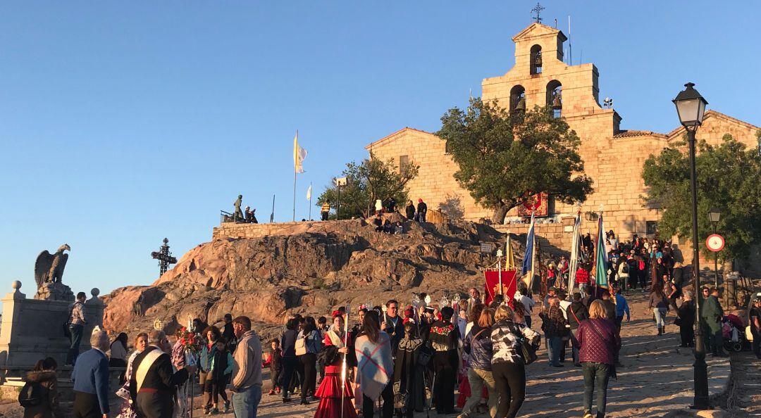 Varios romeros acceden al Santuario de la Virgen de la Cabeza.