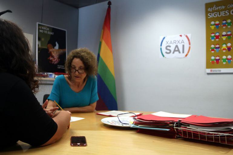 Una administrativa dels Serveis d'Atenció Integral atenent una usuària.