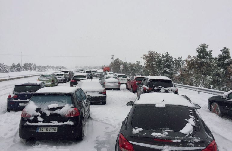 Estado de los vehículos atrapados por la nieve en la AP-6 el psado mes de enero