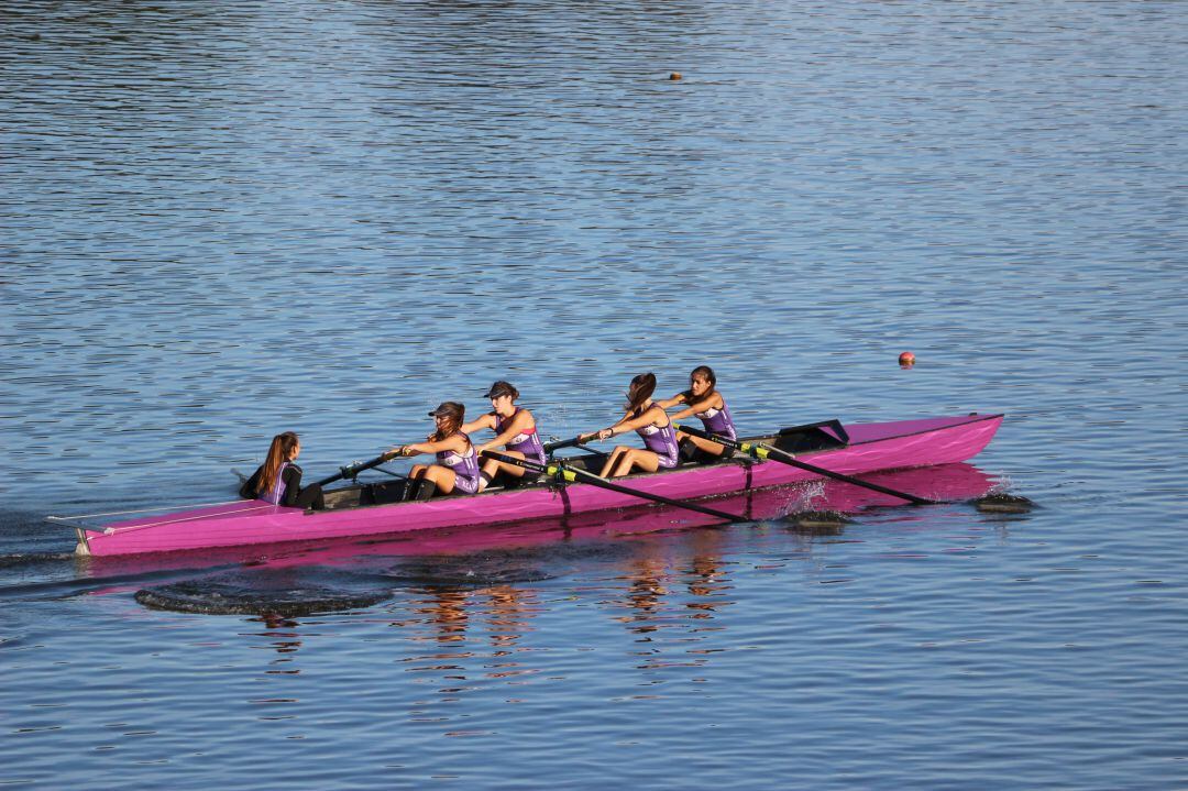 La regata femenina en competición