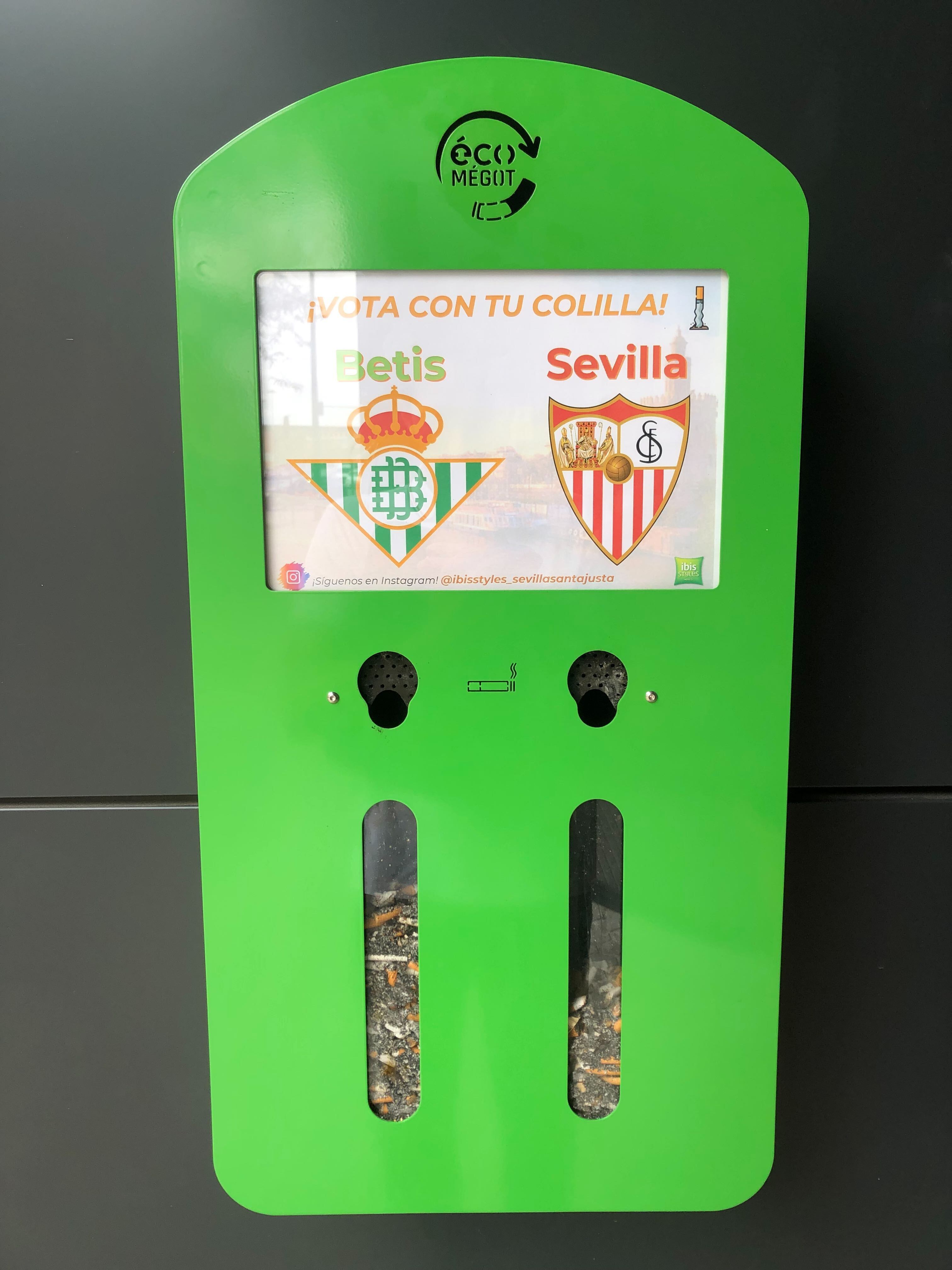 Detalle de los escudos de Real Betis y Sevilla en los ceniceros para reciclar colillas