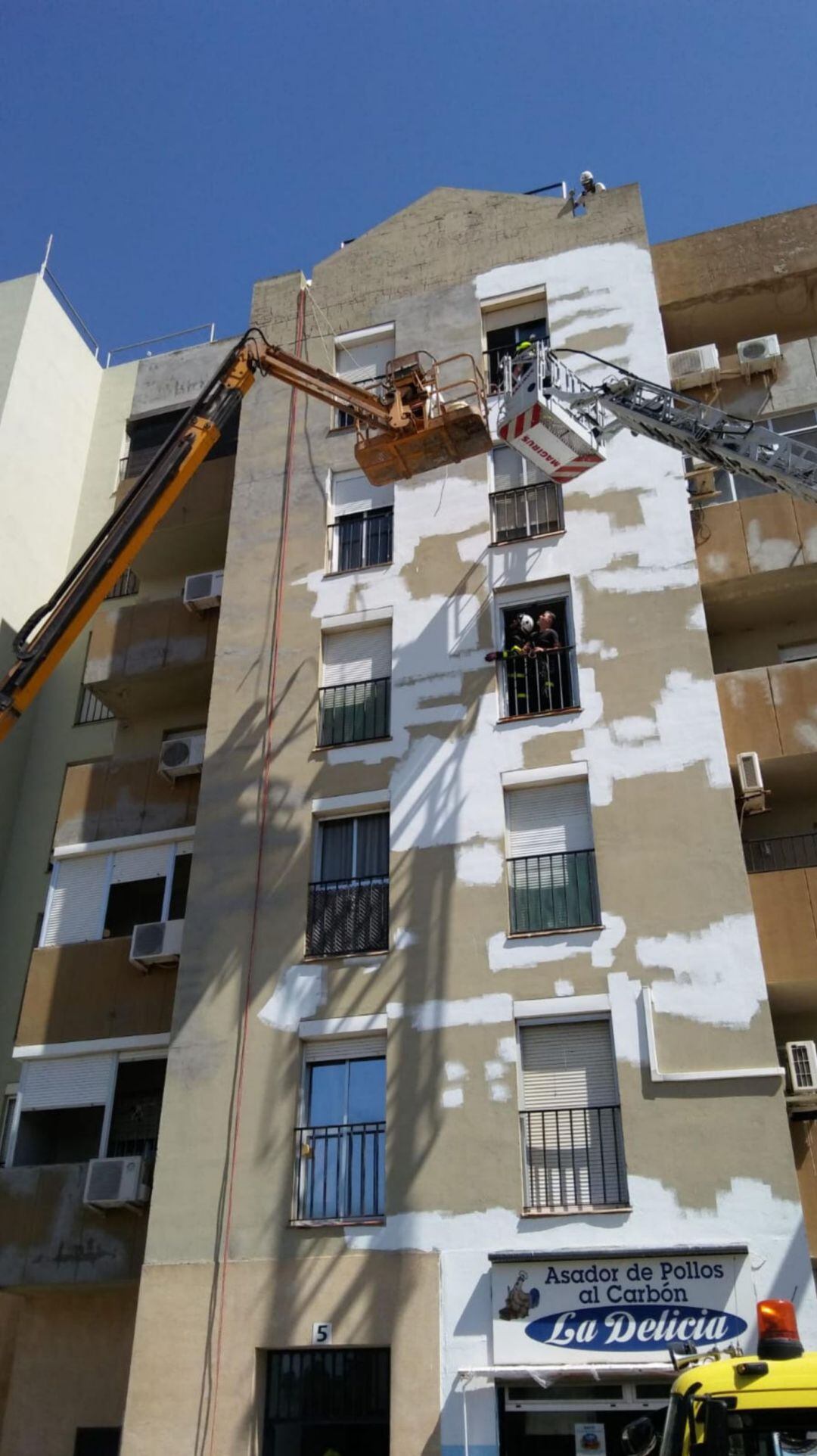 Rescatados dos obreros de una grúa cuando hacían labores de mantenimiento en un edificio en Jerez