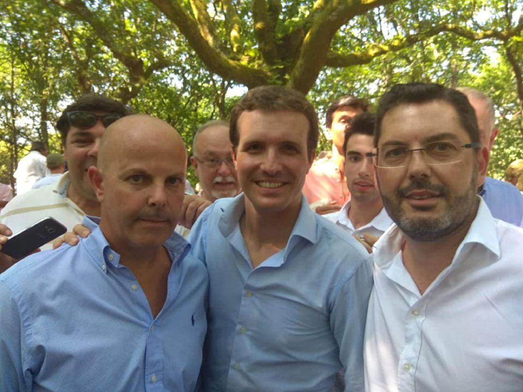 Pablo Casado (centro) y José Ángel Fernández (derecha), candidato del PP para las elecciones municipales de Tui. 