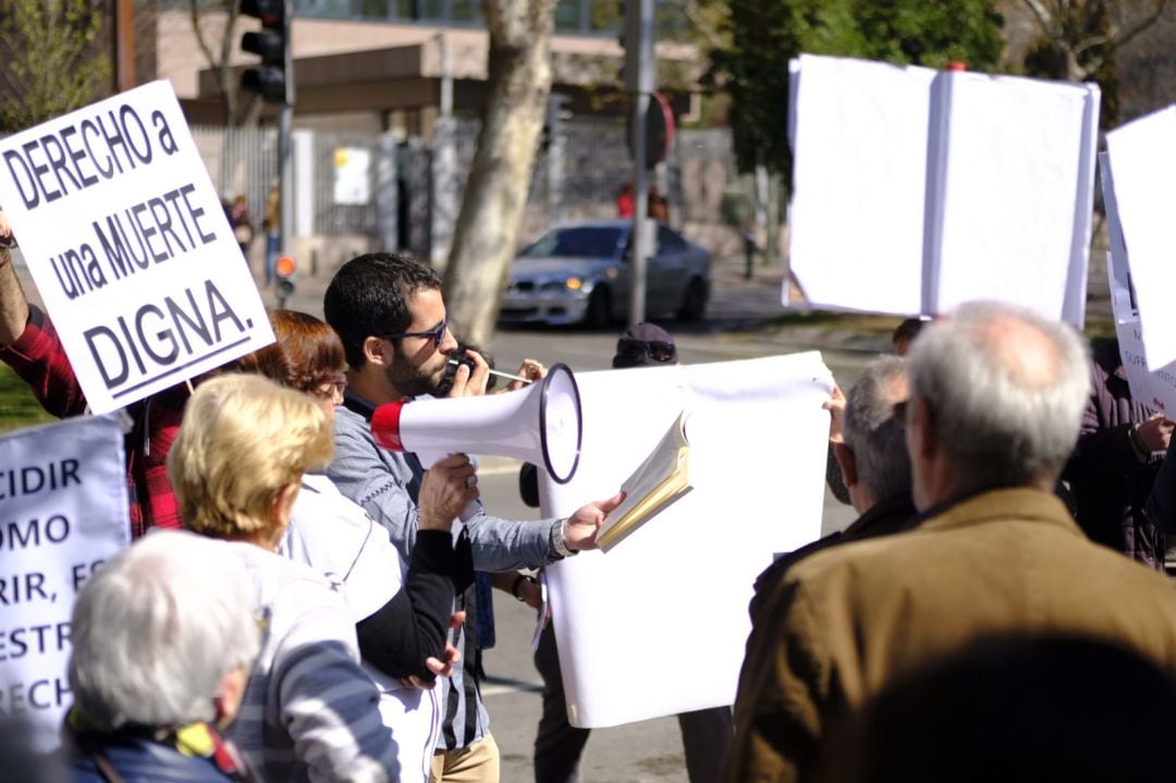 Concentración a las puertas de la Asamblea de Madrid para exigir el cumplimiento de la ley de muerte digna, tras dos años de supuesta aplicación. 