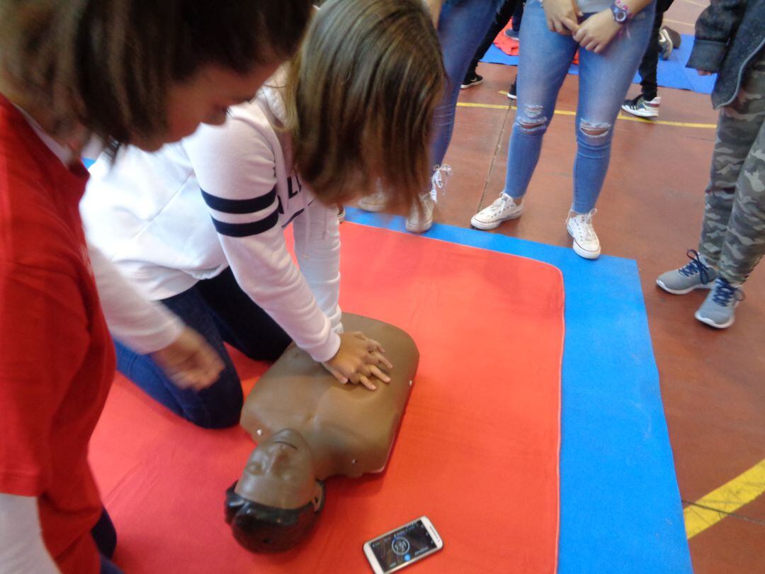 Los estudiantes pusieron en práctica las pautas de primeros auxilios con maniquíes