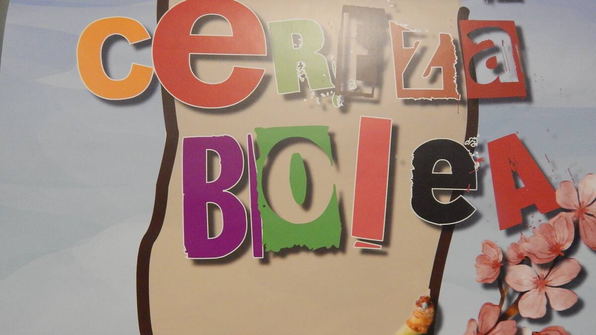 Los alumnos del colegio de Bolea confeccionan el cartel de la feria de la cereza