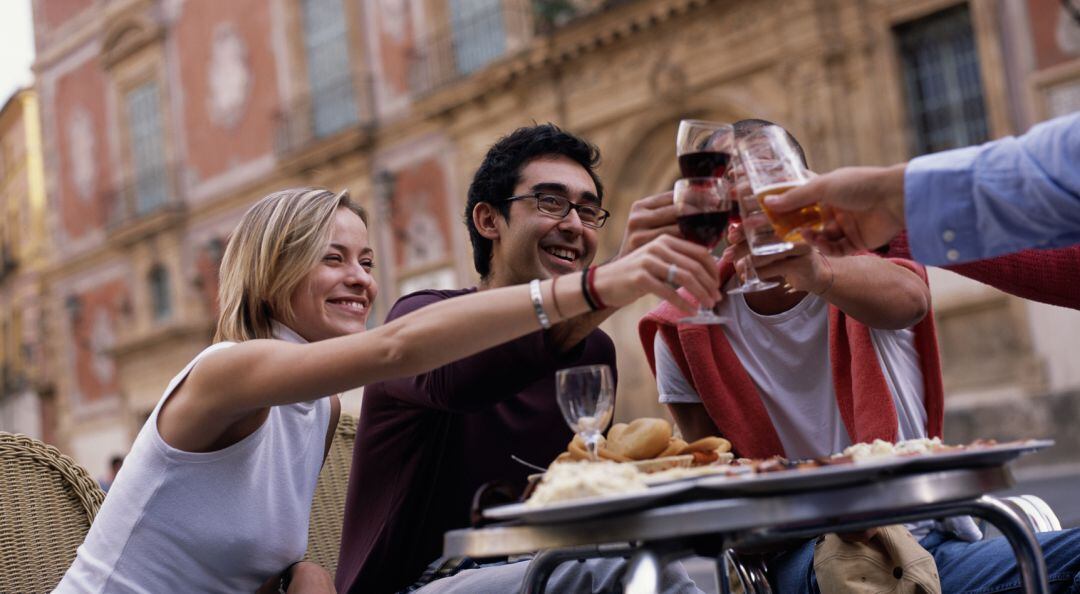 Un grupo de amigos comparte un aperitivo en la plaza Belluga de Murcia