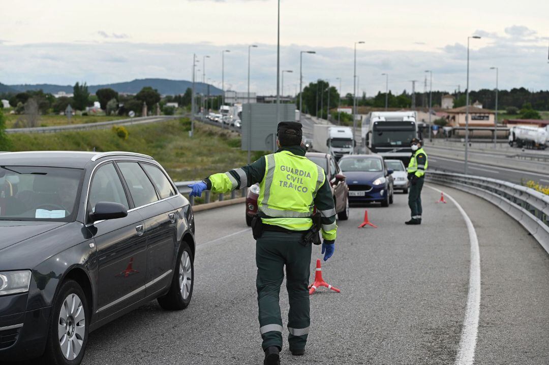 Controles de carretera con motivo del primer fin de semana en la que se autorizan los desplazamientos a los pueblos.