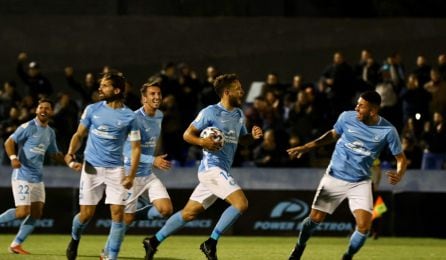 Los jugadores celebran el gol de Núñez