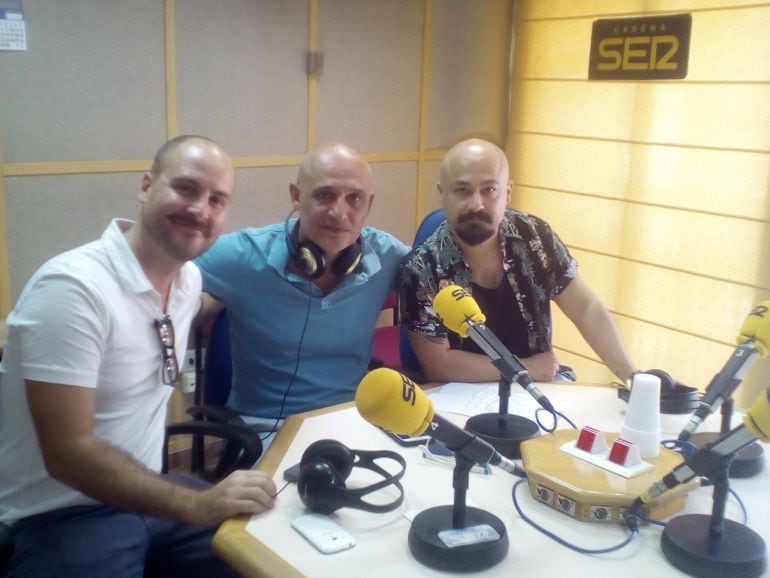 El artista Mario Marín, flanqueado por los miembros del colectivo Paseantes (Fco. Javier Garrido -izq- y Javi Map 'Chico' -dcha-).