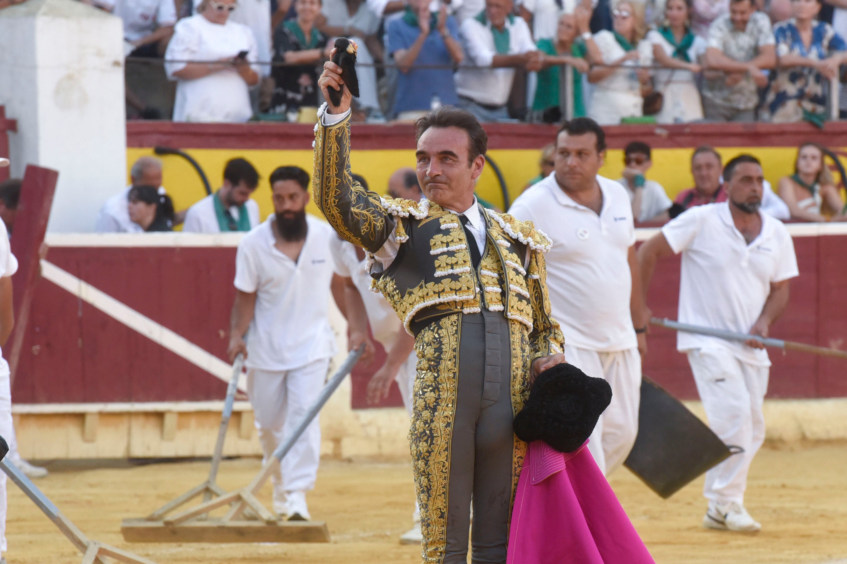 HUESCA, 11/08/2024.- El diestro Enrique Ponce durante el festejo de la feria taurina Albahaca, hoy domingo en Huesca, dentro de las fiestas de San Lorenzo. EFE/Javier Blasco
